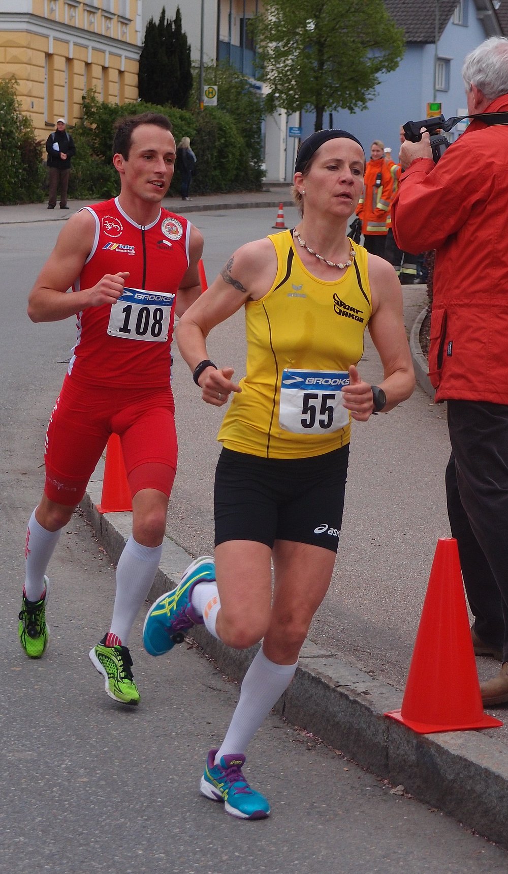Tina Fischl (gelbes Trikot) war die schnelle bayerische Halbmarathon-Meisterin seit 2007.