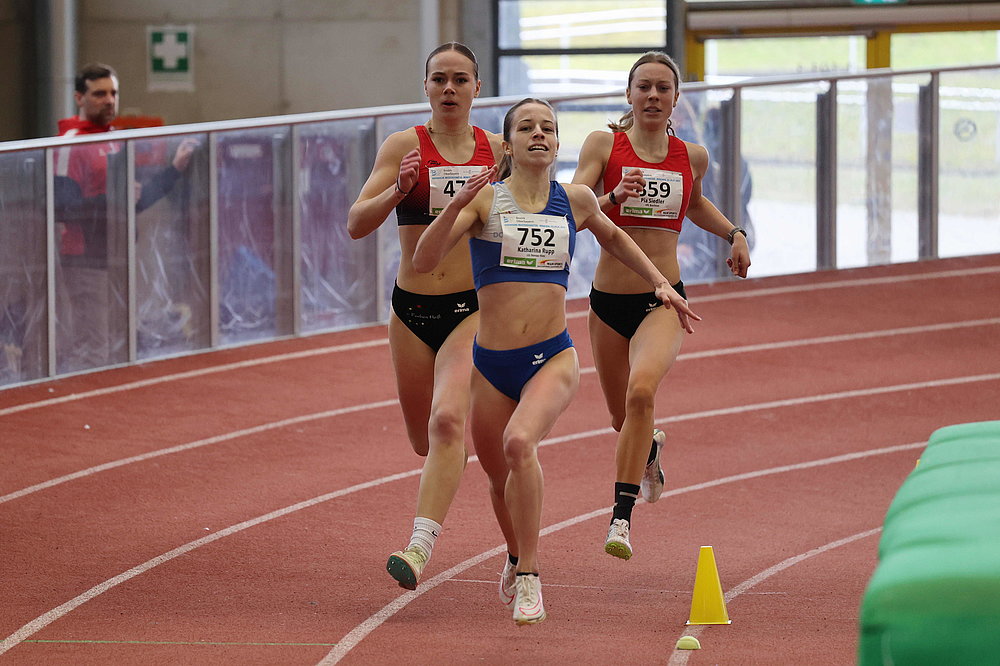 Spannendes 400-Meter-Finale: (von links) Eni Kuske, Katharina Rupp, Pia Siedler / Jule Lindner / Johanna Marrwitz / Lea Mehringer ( Clara Hegemann / Antonia Kräusslich / Amelie Meier. Alle Fotos: Theo Kiefner