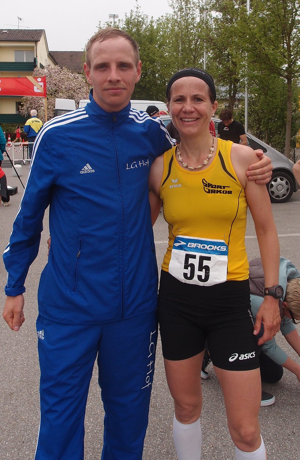 Abgekämpf aber glücklich nach ihren bayerischen Halbmarathon-Titeln: Markus Meißgeier und Tina Fischl.